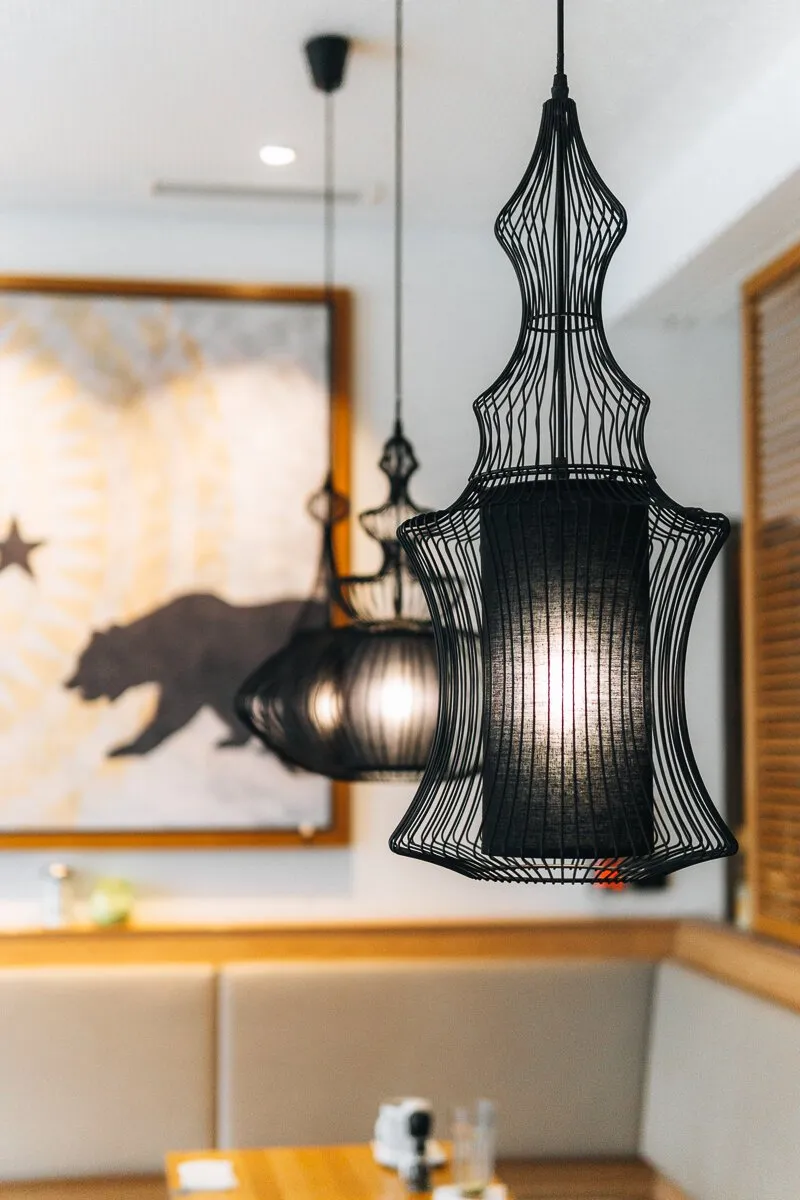Detailaufnahme einer Lampe im California Bean Café