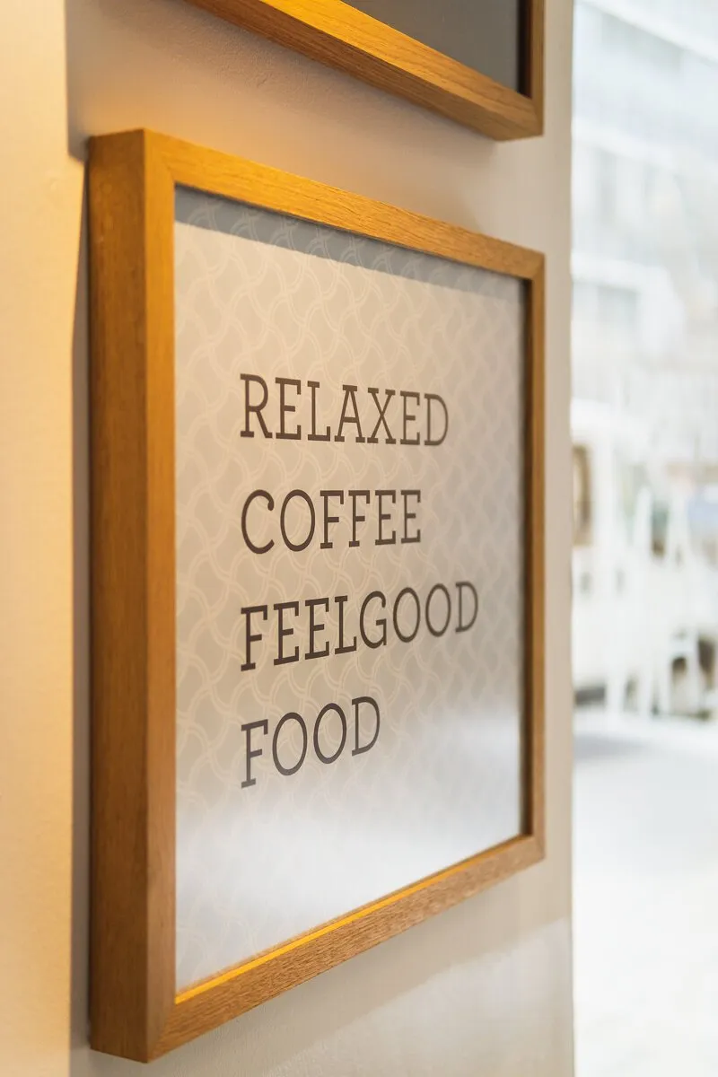 Gerahmtes Zitat im California Bean Café " Relaxed Coffee, Feelgood food"