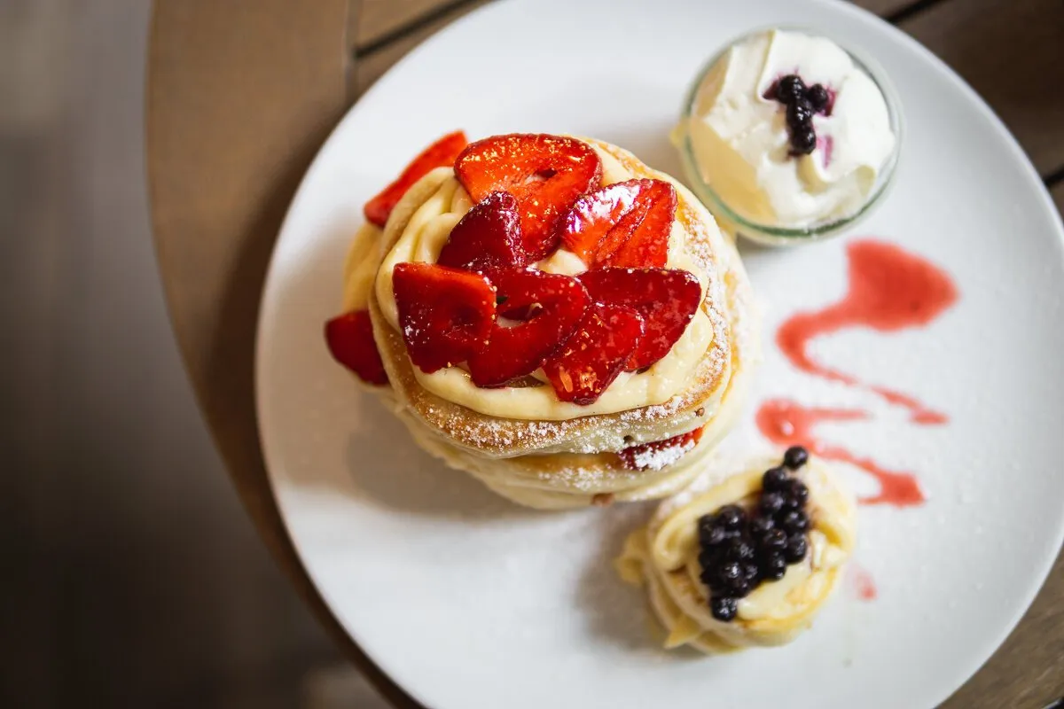 Pancakes mit Vanillecreme und Erdbeeren – California Bean Style