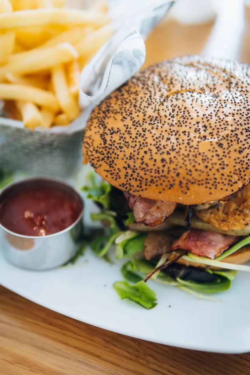 Chciken-Burger mit Bacon und Fries – California Bean Style